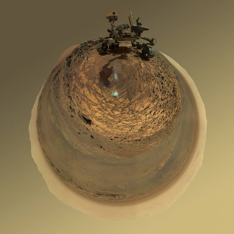 Illustration for article titled This Is the Curiosity Rover's Newest Selfie—and There's Something Unusual About It
